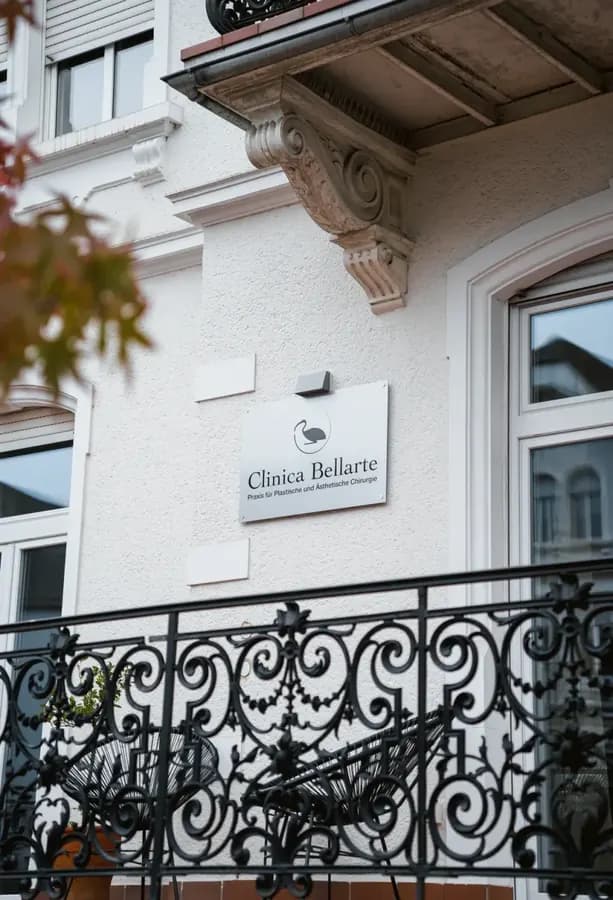 Табличка «Clinica Bellarte» на фасаде и балкон виллы